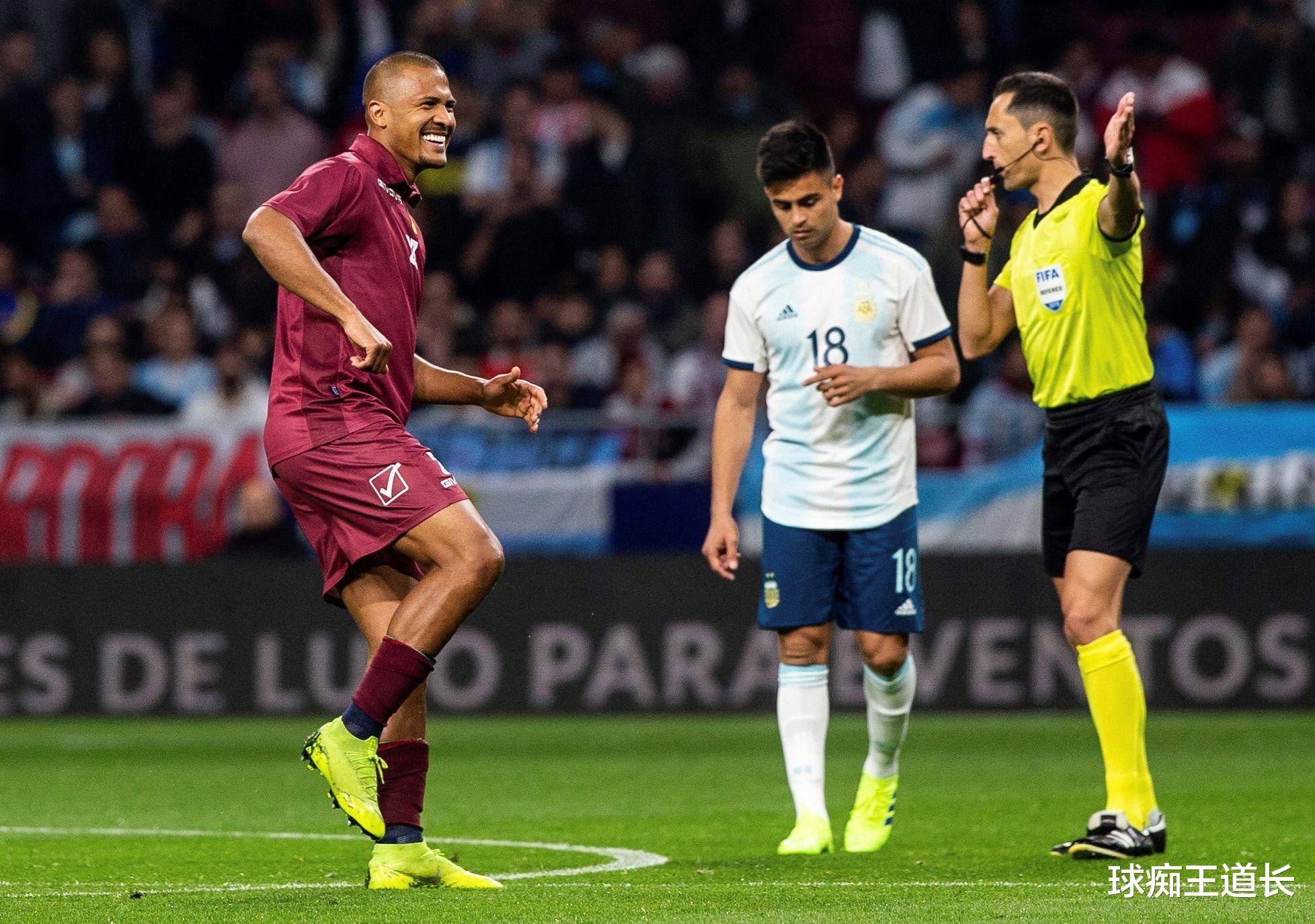 南非足球联赛球员为周末对决进行准备 南非足球联赛球员为周末对决进行准备