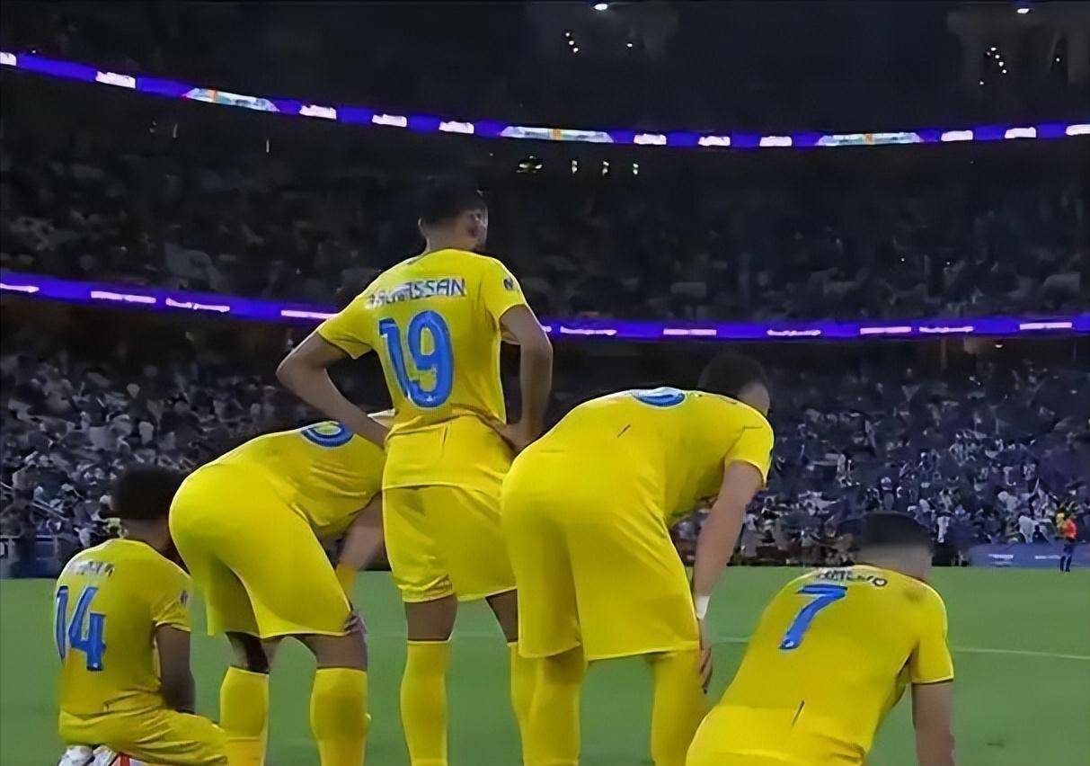 关于汉堡球员被红牌罚下,助球队遭遇惨败的信息 关于汉堡球员被红牌罚下,助球队遭遇惨败的信息