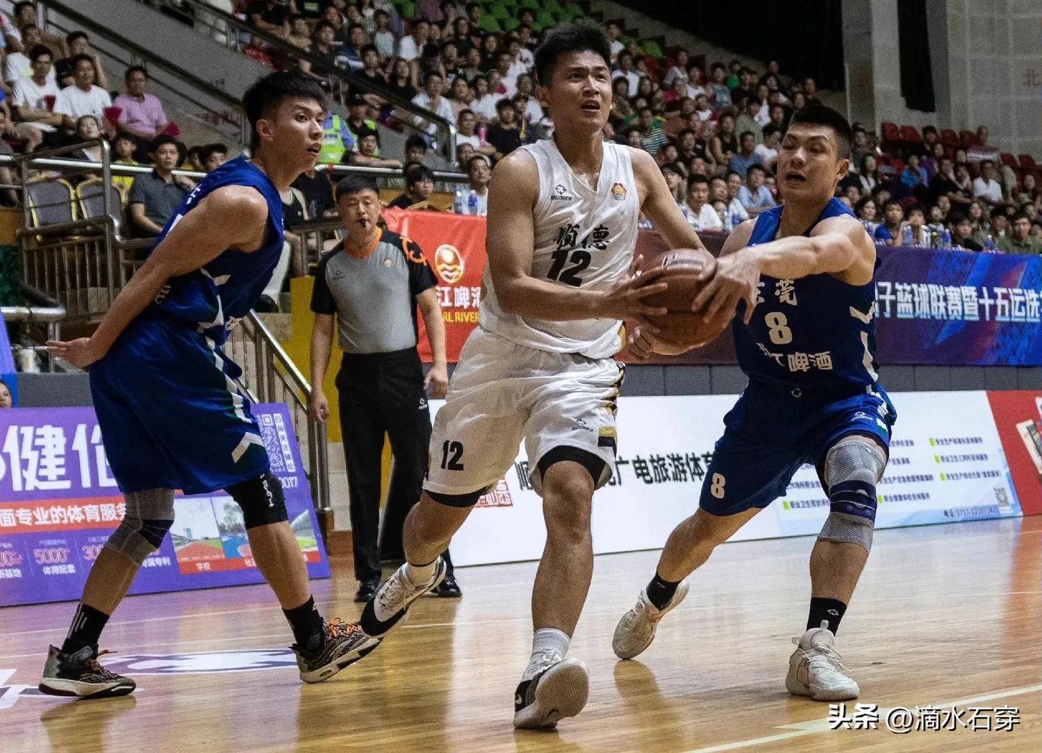 篮球比赛现场发生意外,裁判决定重赛 篮球比赛现场发生意外,裁判决定重赛