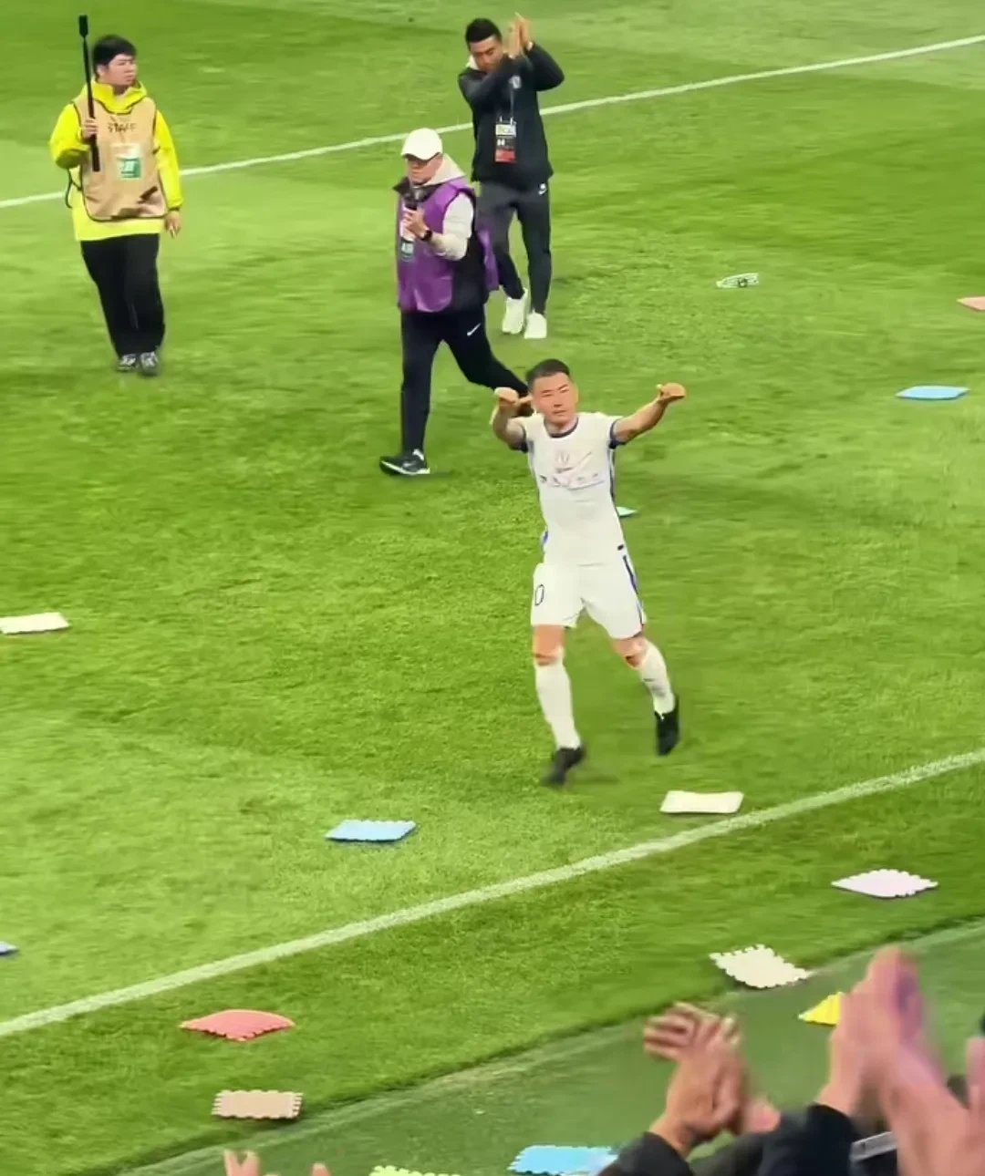 战斗不息:球场上的角逐激烈异常,酣畅淋漓的简单介绍 战斗不息:球场上的角逐激烈异常,酣畅淋漓的简单介绍