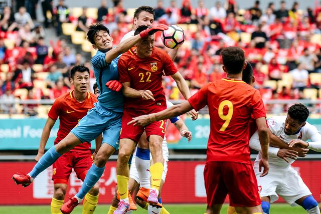 球员技术过硬，现场观众欢呼！的简单介绍