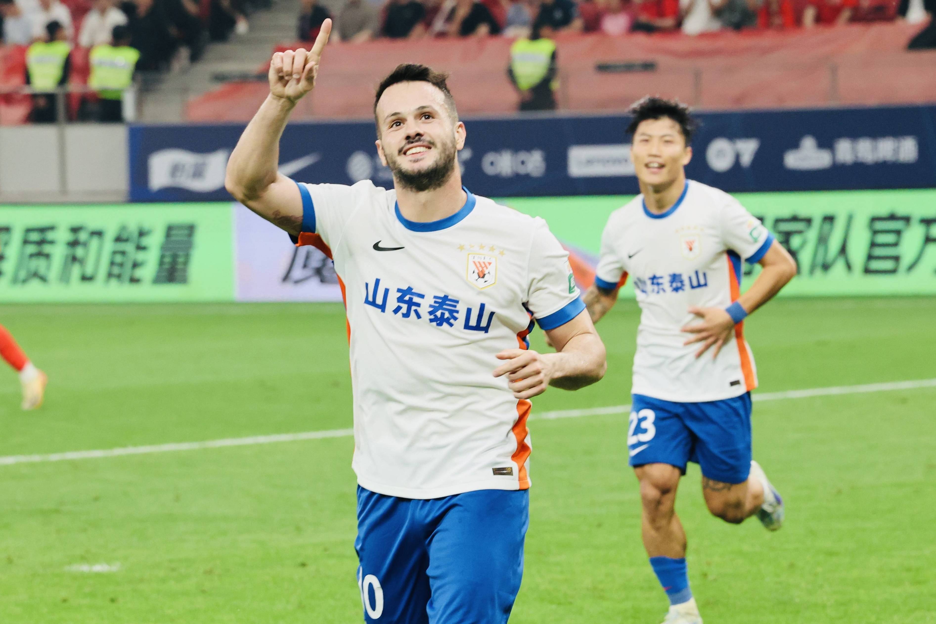 多支中超球队备战季前训练,球员状态积极调整 多支中超球队备战季前训练,球员状态积极调整