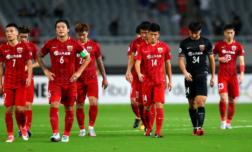 上海上港队员团结一致,击败对手 上海上港队员团结一致,击败对手