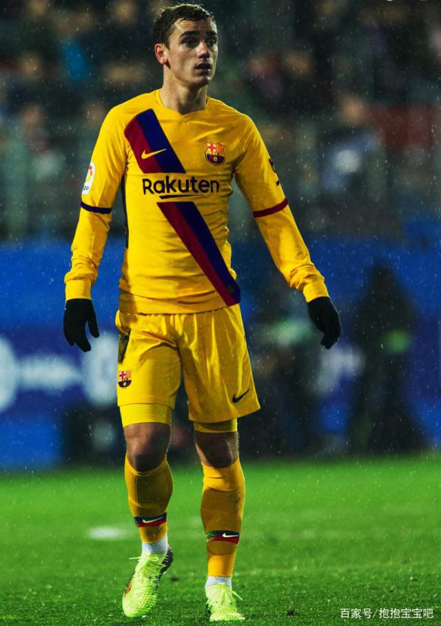 关于巴萨前锋格列兹曼在比赛中遭受犯规，耽误球队进攻的信息