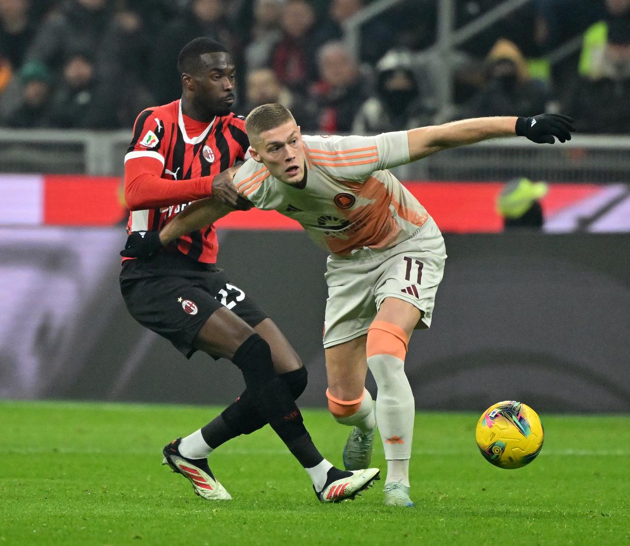 包含意大利足球比赛的惊险一幕引人入胜的词条