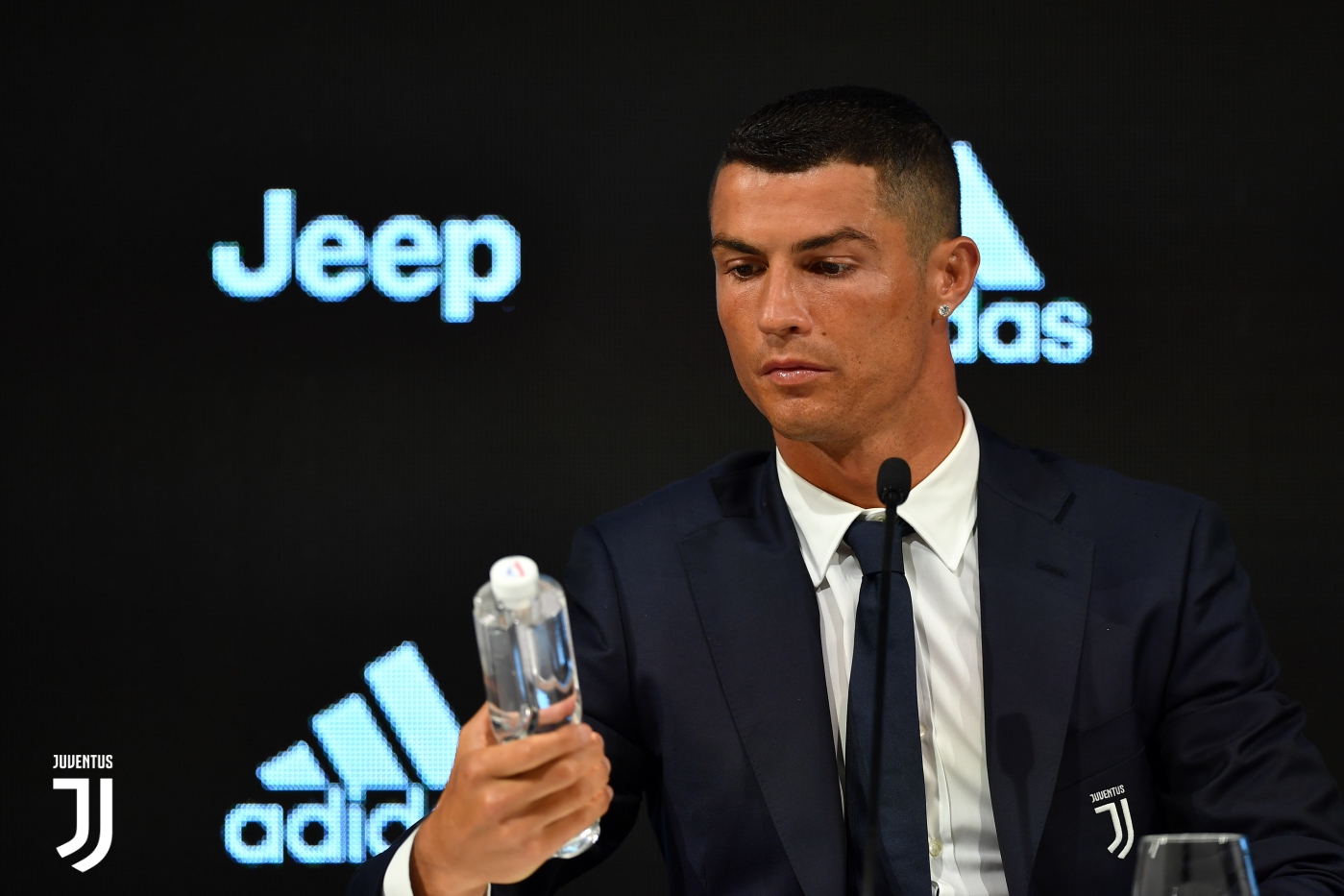 关于C罗身披尤文战袍现身都灵，万名球迷热情欢迎的信息